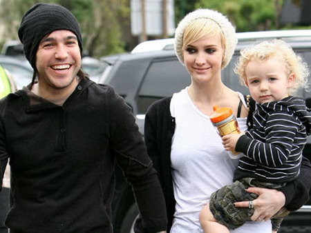 Ashlee Simpson dọn đến nhà chị gái